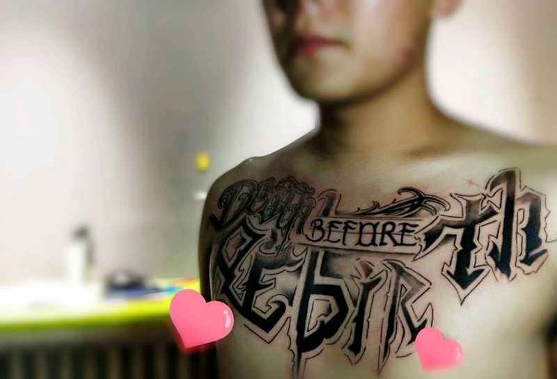 花胸纹身图片_胸部花体字纹身图案