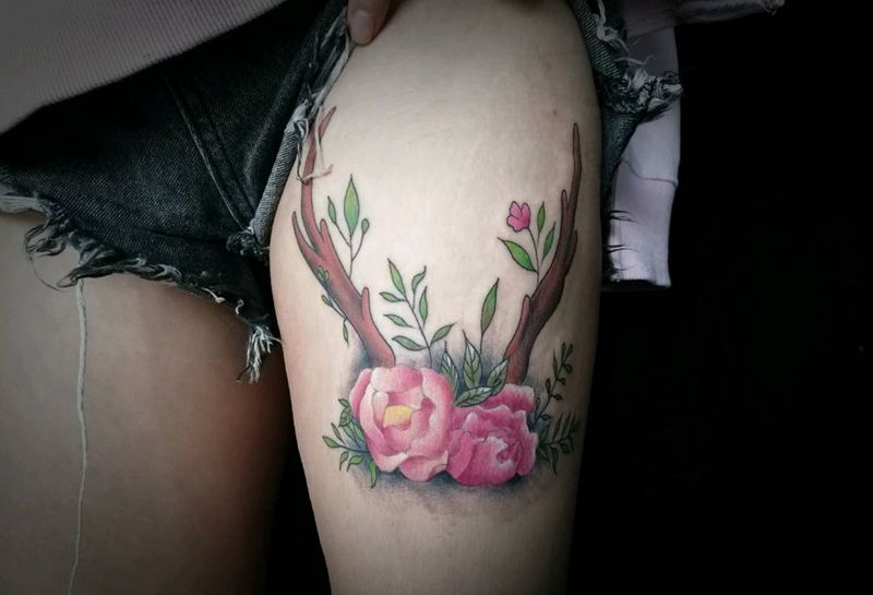 彩色玫瑰鹿角纹身图片_腿部腰部New School彩色纹身图案