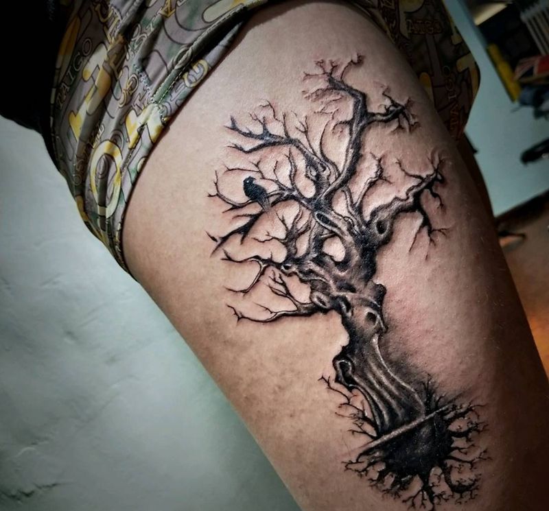 乌鸦枯树纹身图片_腿部欧美写实乌鸦枯树纹身图案