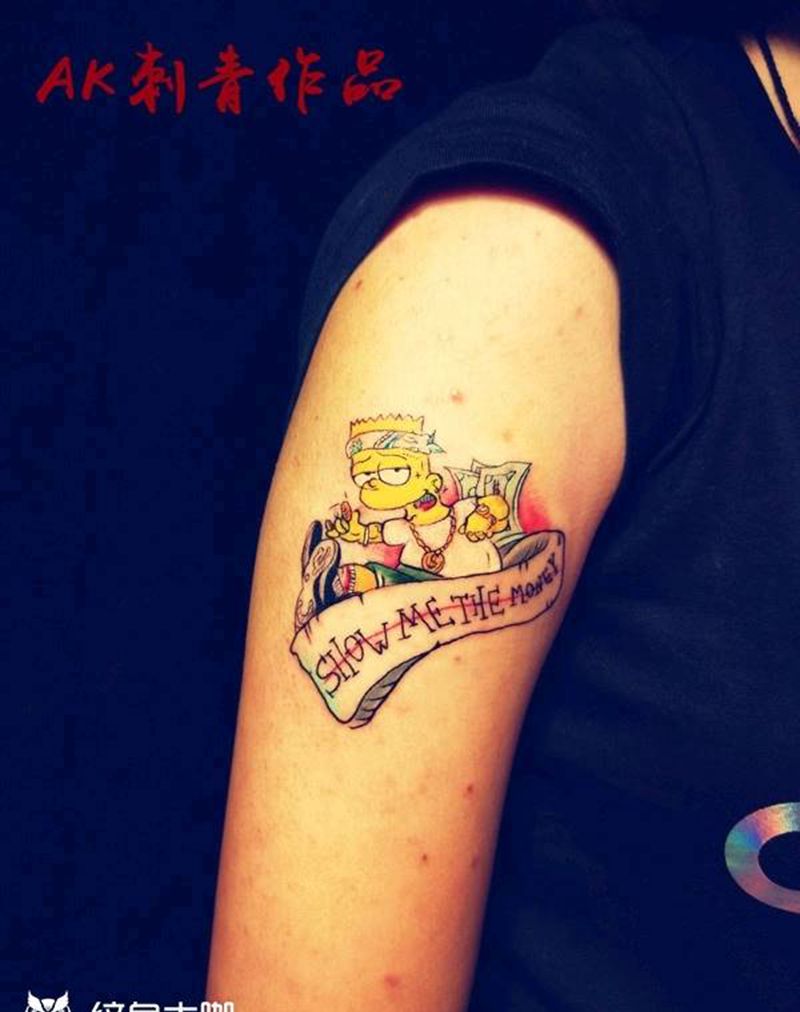 辛普森纹身图片_肩部清新人物成品纹身图案