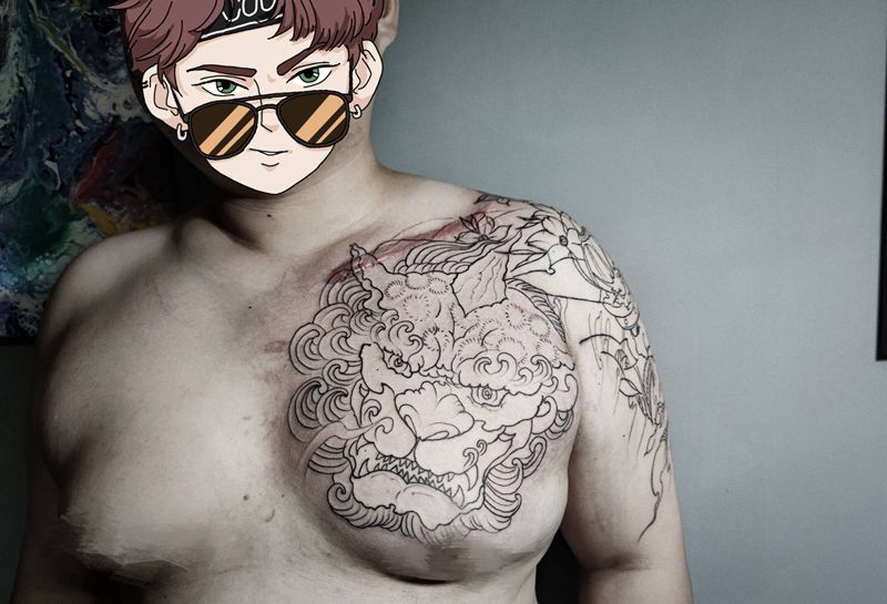 唐狮纹身图片_胸部新传统黑灰线条遮盖纹身图案