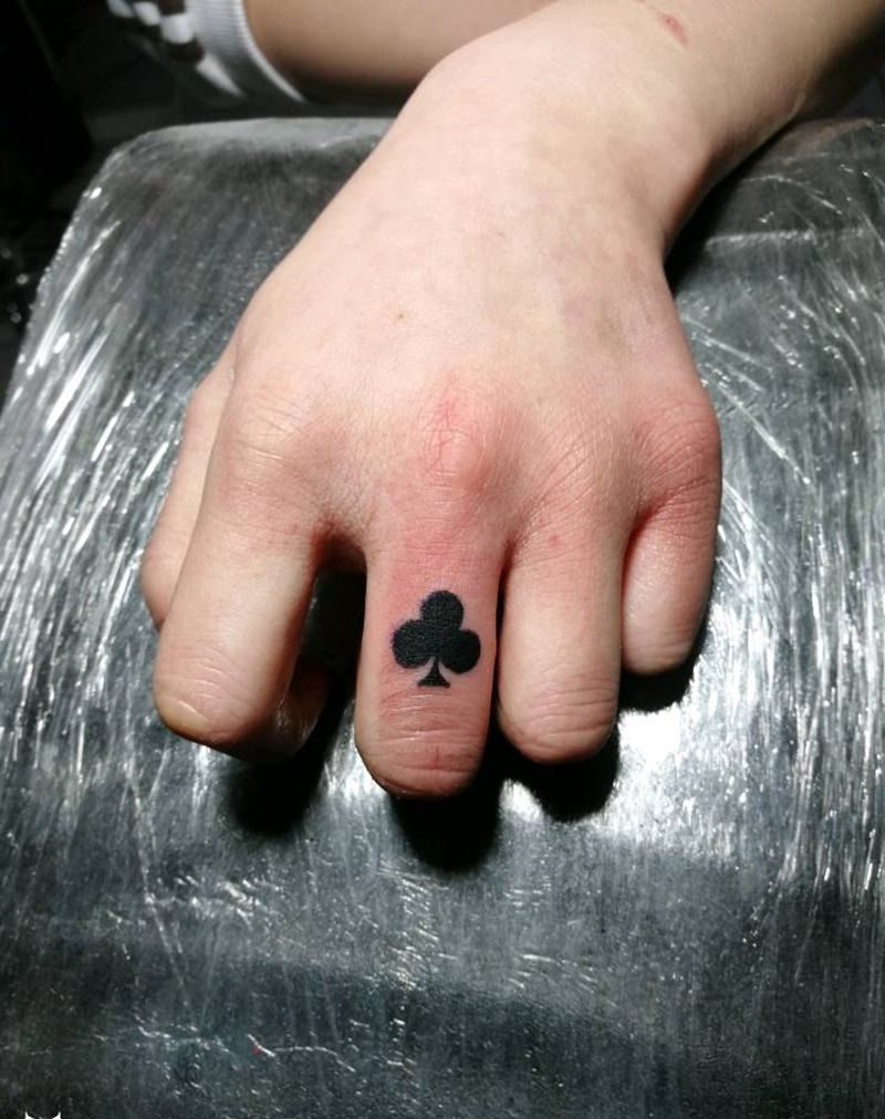 扑克花色纹身图片_手部图腾梅花纹身图案