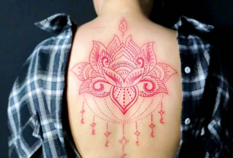 曼陀罗纹身图片_背部点刺几何纹身图案