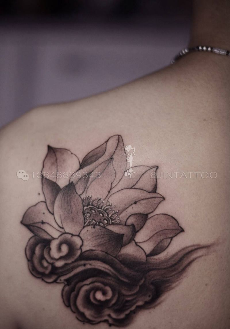 莲花与祥云纹身图片_手稿肩部背部传统国画植物宗教莲花祥云纹身图案