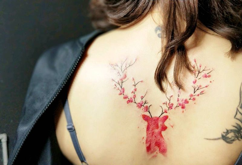 小鹿纹身图片_背部水彩纹身图案