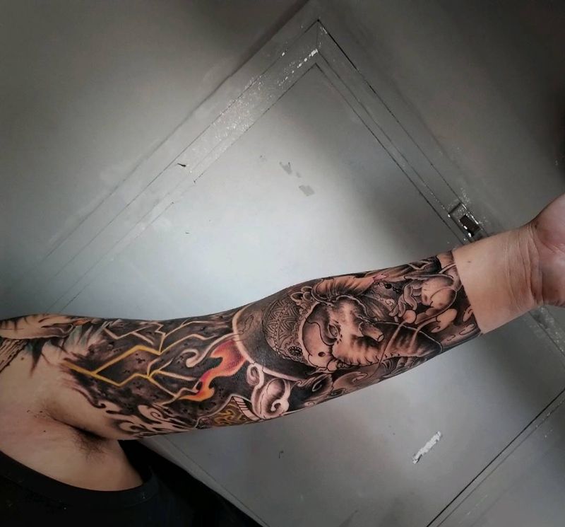 新传统九分袖纹身图片_手臂新传统象神铃铛菊花纹身图案