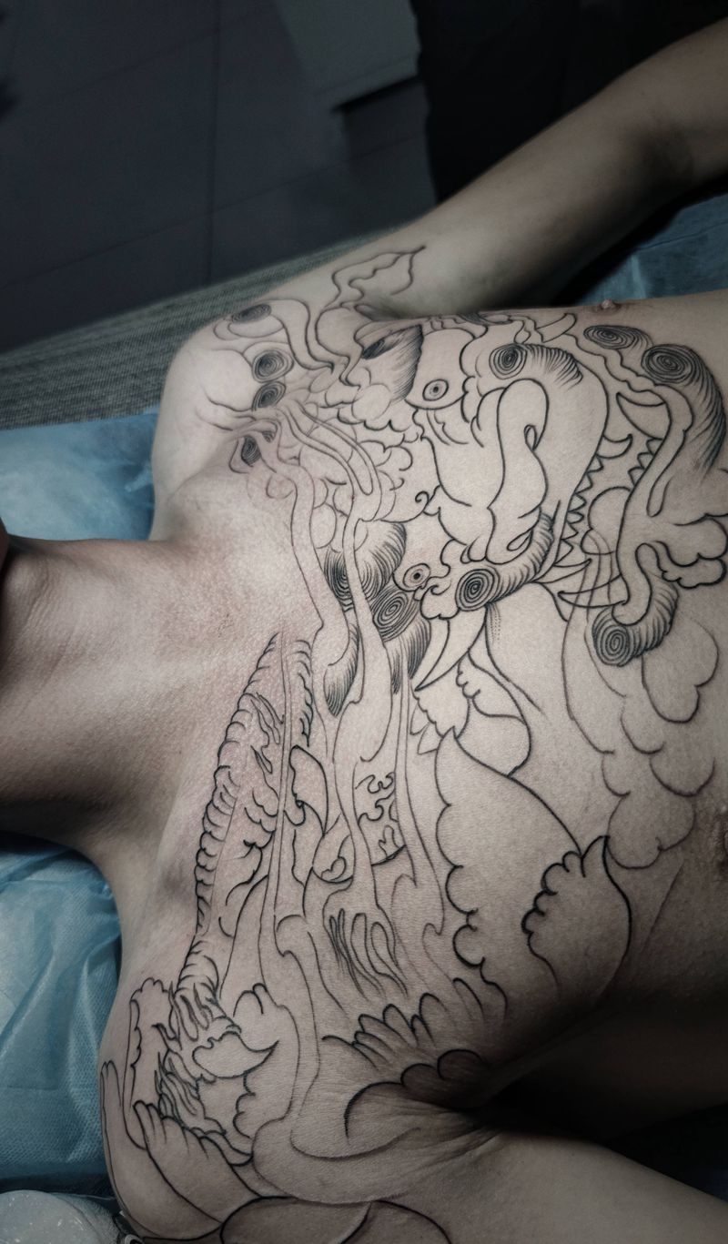 唐狮花胸纹身图片_胸部新传统纹身图案