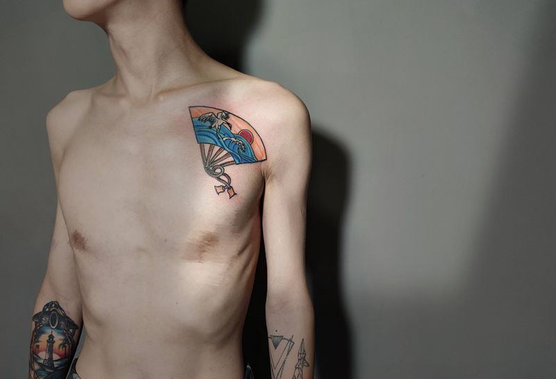 浮世绘扇子纹身图片_胸部肩部老传统彩色鹤海浪纹身图案