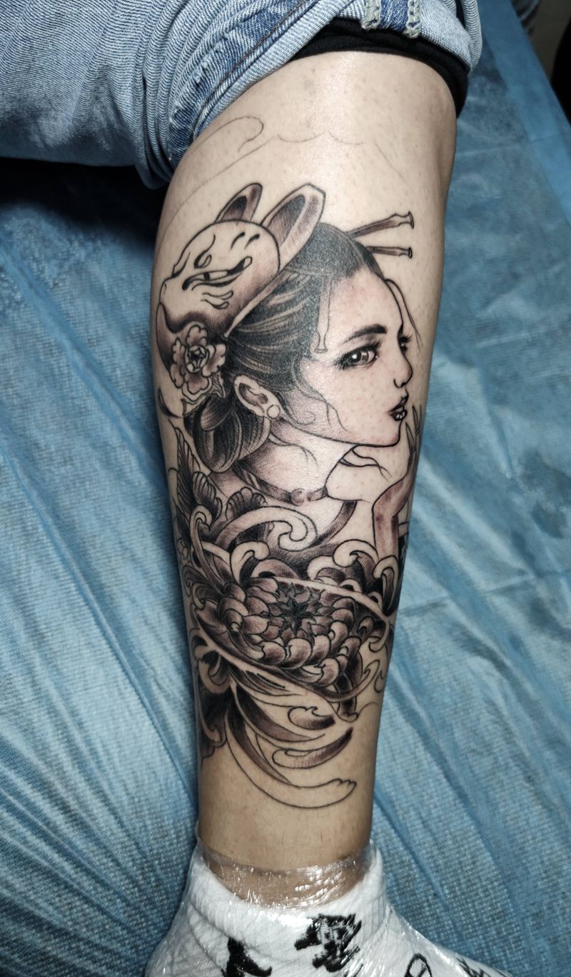 小腿纹身纹身图片_腿部新传统水墨仕女菊花黑灰纹身图案