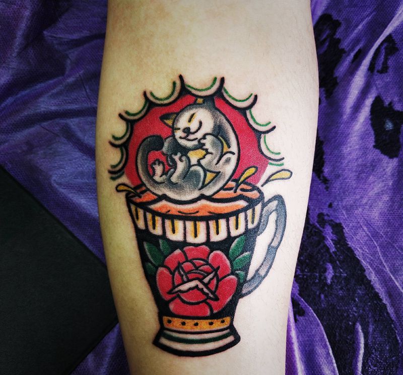 水杯猫纹身图片_手臂Old School水杯猫纹身图案