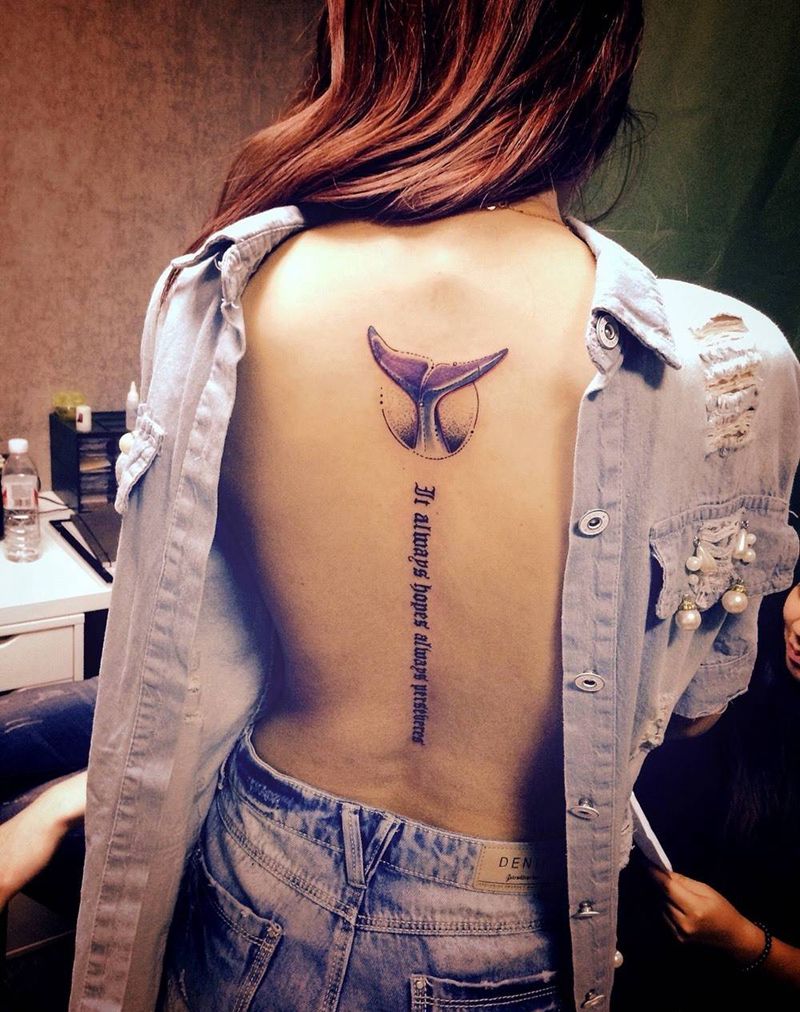 鲸鱼尾纹身图片_成品背部清新图腾字符纹身图案