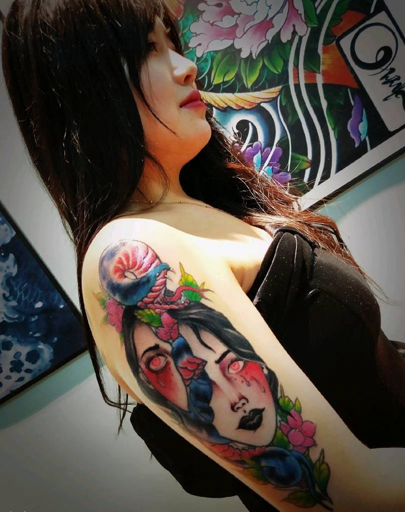 女孩与蛇纹身图片_手臂New School女孩蛇樱花纹身图案