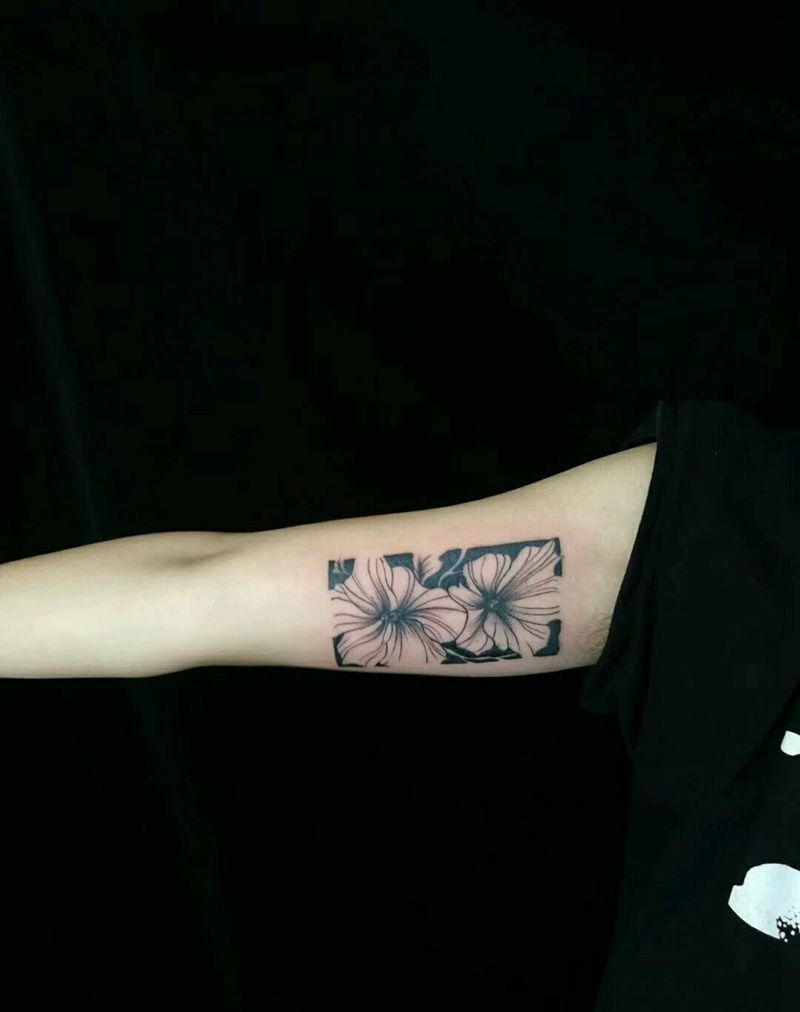 小花花纹身图片_手臂点刺纹身图案