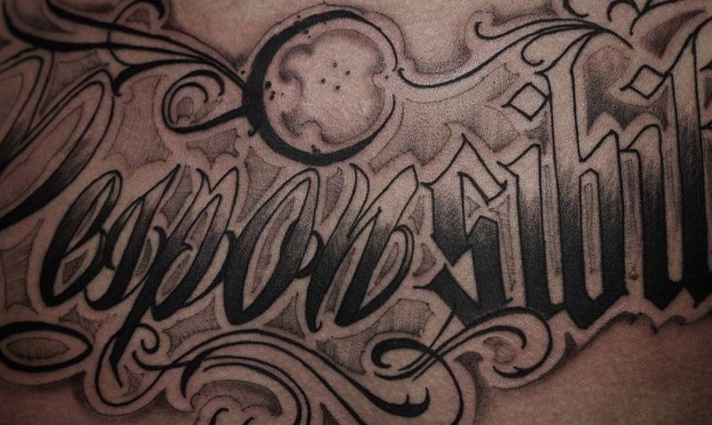 花胸纹身图片_胸部花体字纹身图案