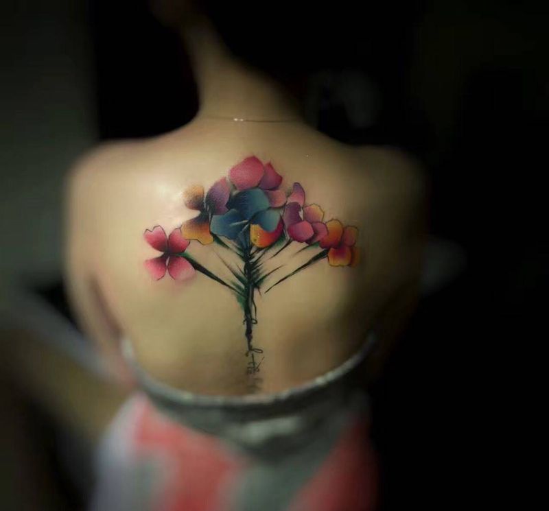 遮盖脊柱字母纹身图片