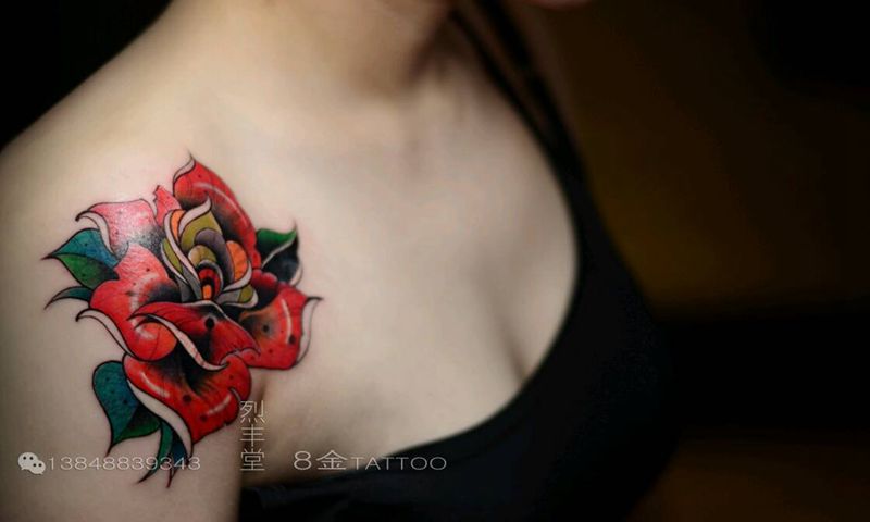 肩头大花纹身图片_肩部欧美植物纹身图案