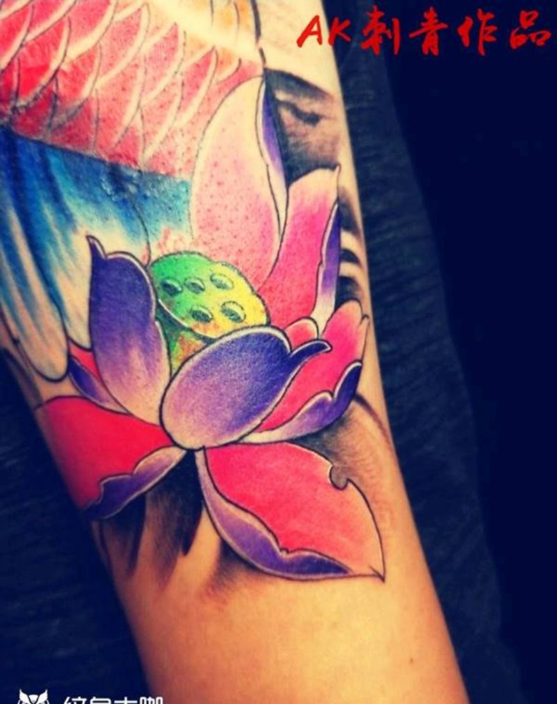 彩色小鱼纹身图片_肩部传统动物成品纹身图案