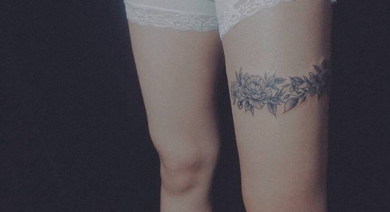 大腿花环纹身图片_腿部点刺素花纹身图案