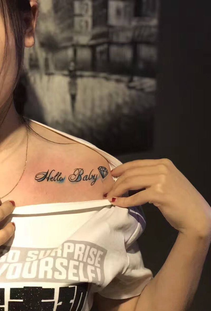 锁骨彩色字母纹身图片