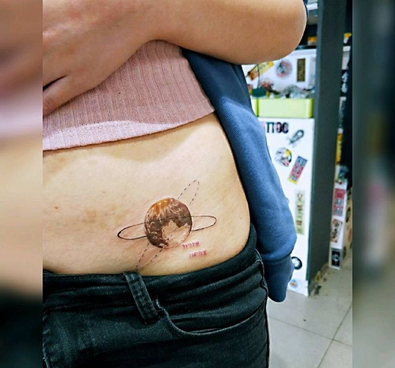 冥王星纹身图片_腹部欧美写实纹身图案