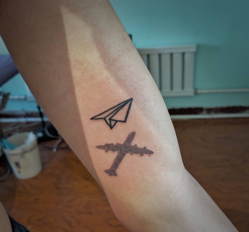 小飞机纹身图片_手臂点刺纹身图案