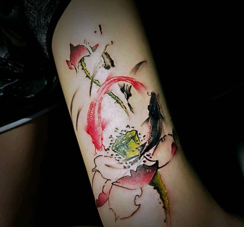 伤疤遮盖纹身图片_腿部水墨鲤鱼 荷花纹身图案