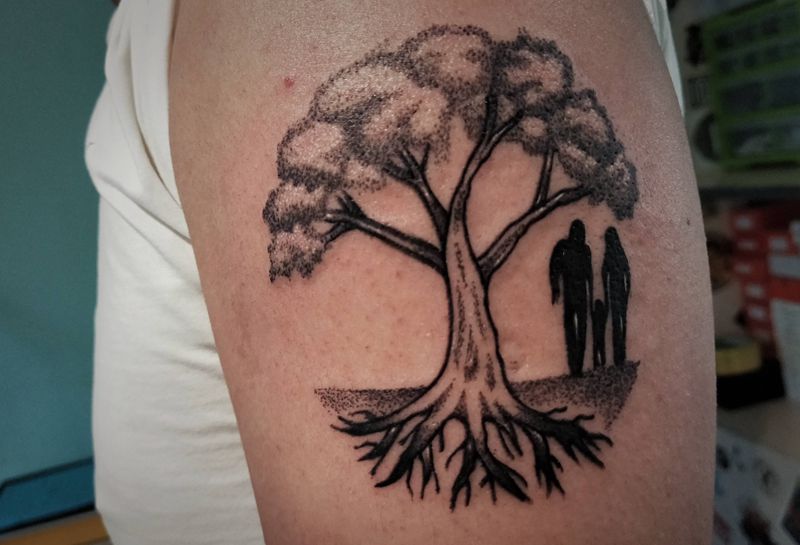 家人纹身图片_手臂点刺纹身图案