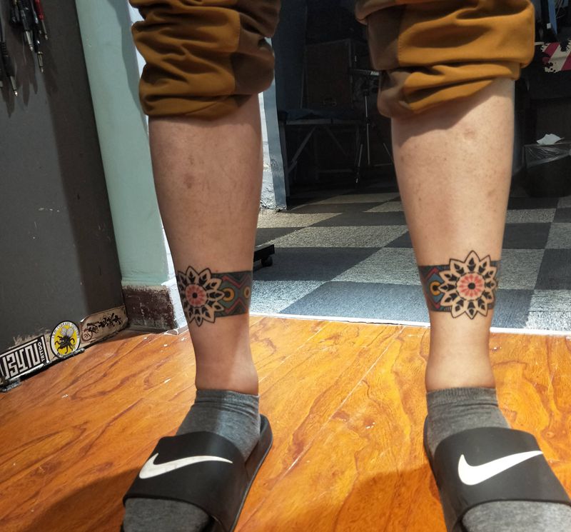 腿环纹身图片_腿部几何纹身图案