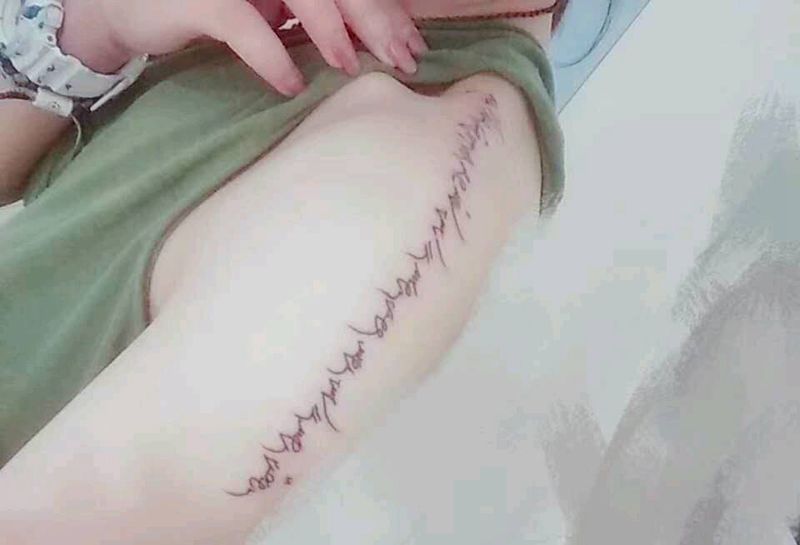 蒙文纹身图片_肩部颈部水墨花体字纹身图案