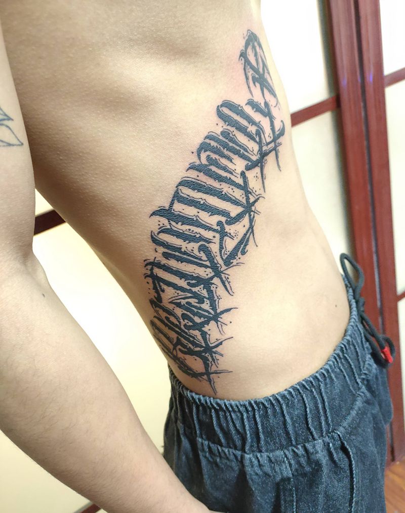 花体英文纹身图片_腰部花体字纹身图案