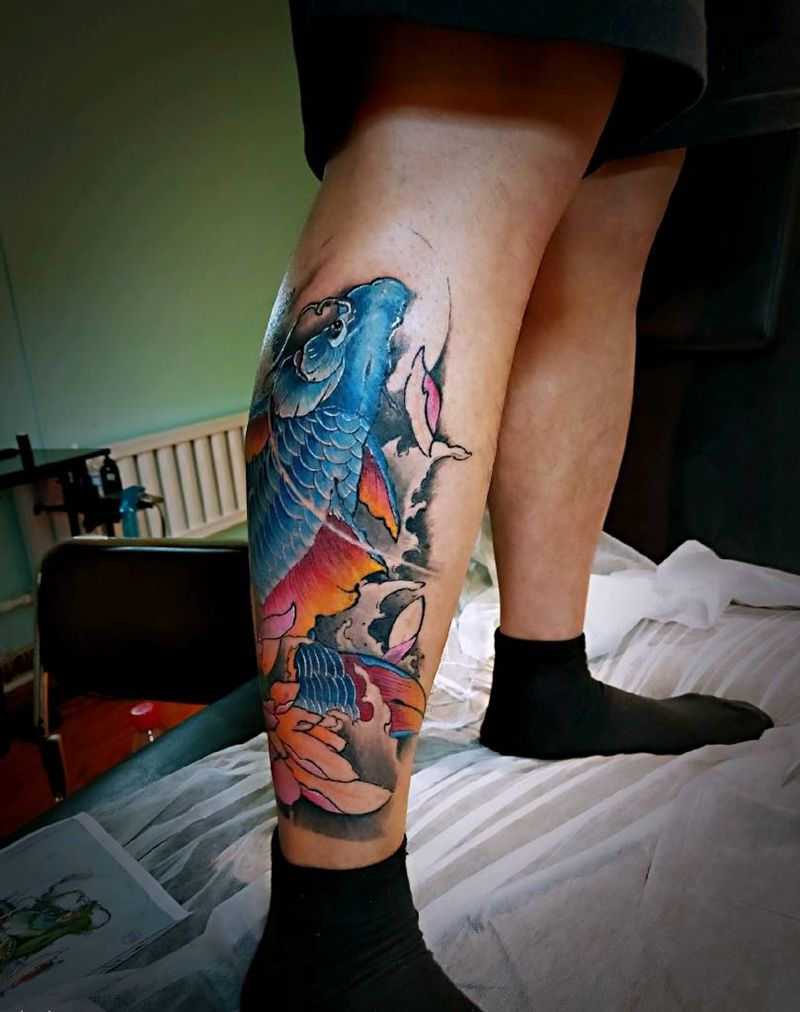 彩色鲤鱼纹身图片_腿部新传统鱼纹身图案