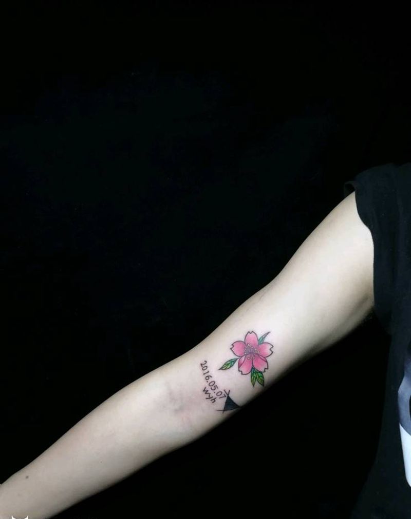 樱花纹身图片_手臂欧美写实水彩纹身图案