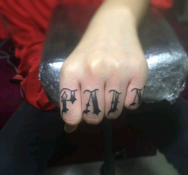 手指哥特纹身图片_手部欧美清新字符成品纹身图案