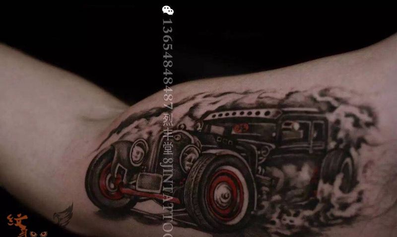 复古老爷车纹身图片_写实手臂成品纹身图案