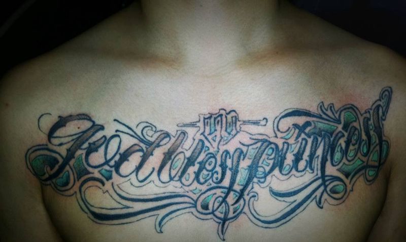 花体字（线条非本店）纹身图片_胸部花体字纹身图案