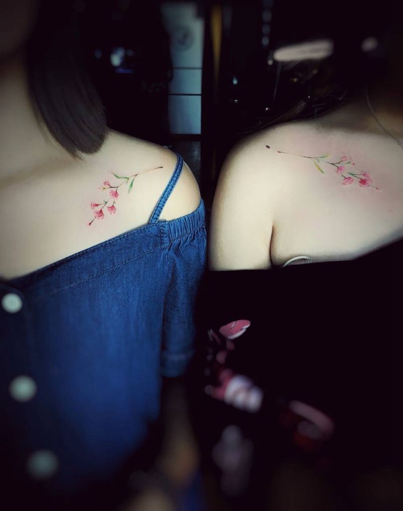 闺蜜,一对小花纹身图片