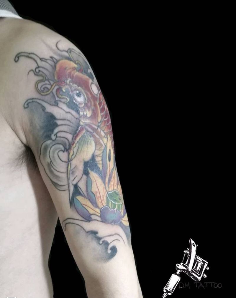 大臂锦鲤纹身图片_手臂新传统纹身图案