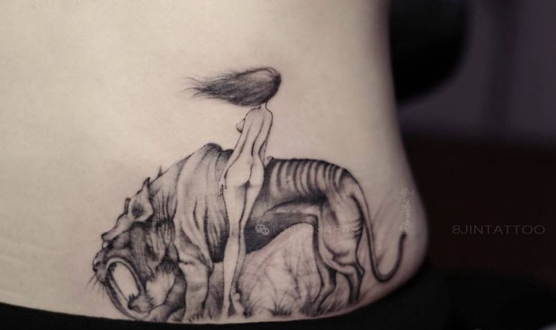 守护纹身图片_插画腰部臀部清新写实动物人物纹身图案