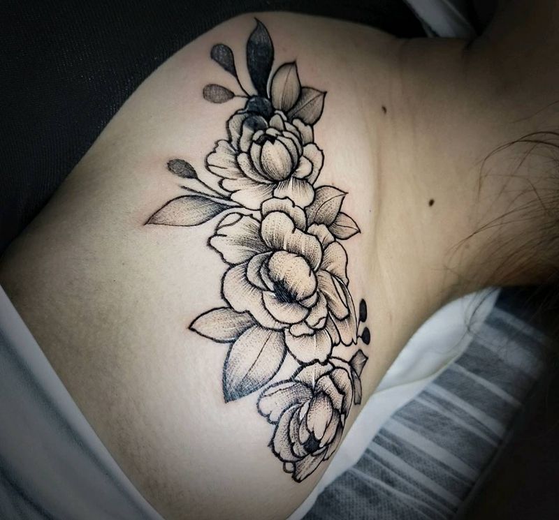 素花遮盖纹身图片_肩部点刺几何素花纹身图案