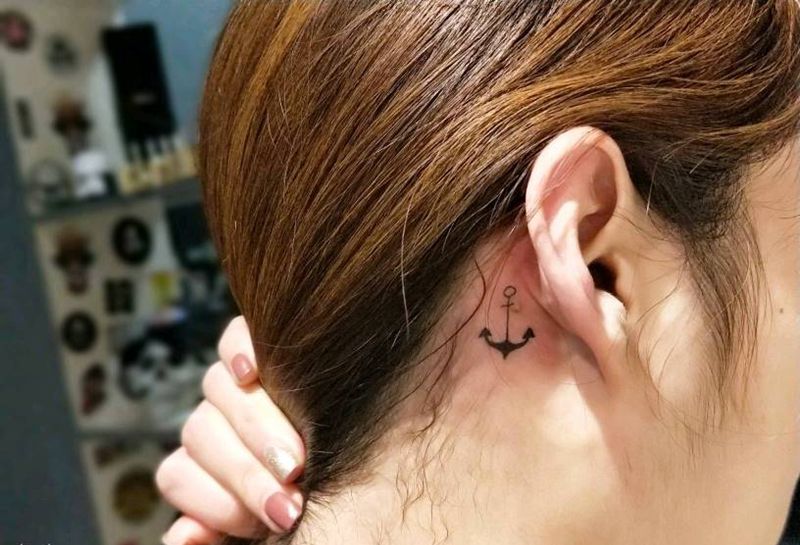 船锚纹身图片_颈部几何纹身图案