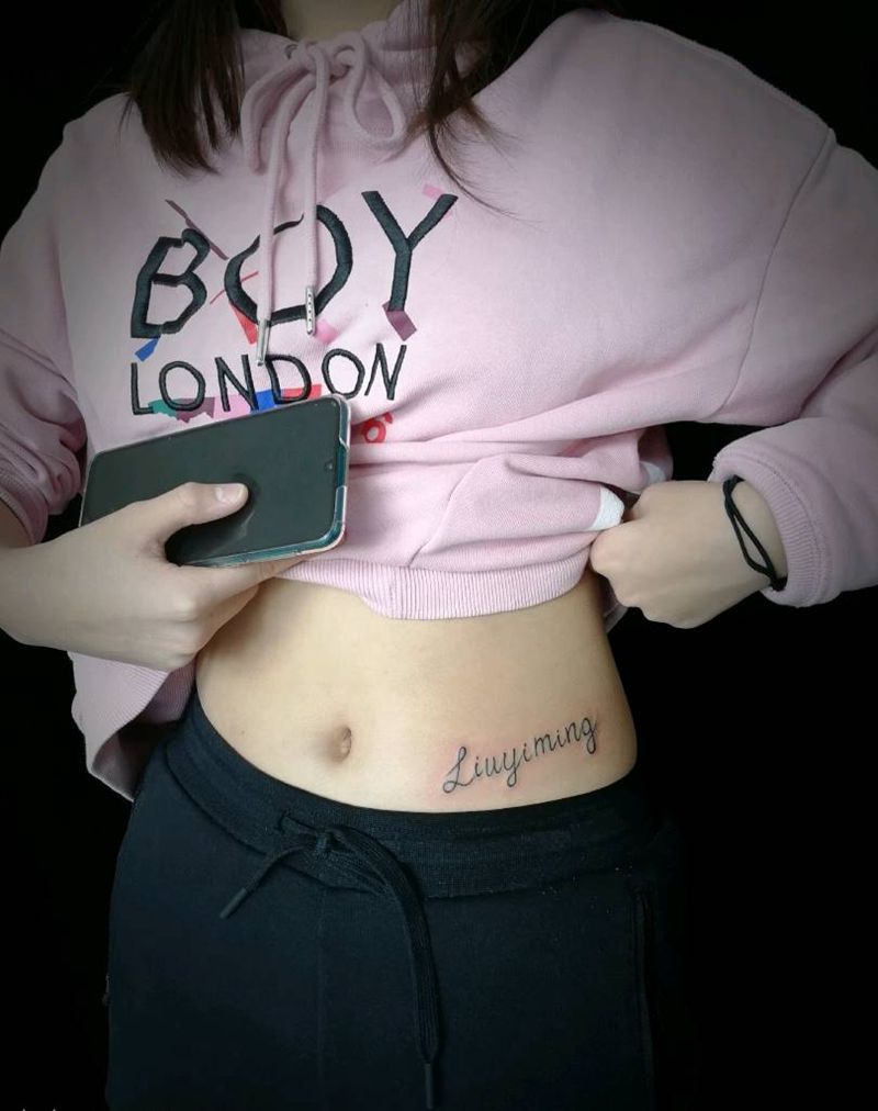 小字母纹身图片_腰部腹部英文字母纹身图案