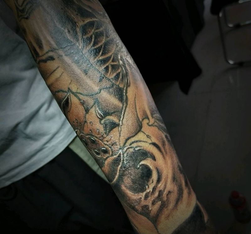 鲤鱼纹身图片_手臂新传统鱼荷花纹身图案