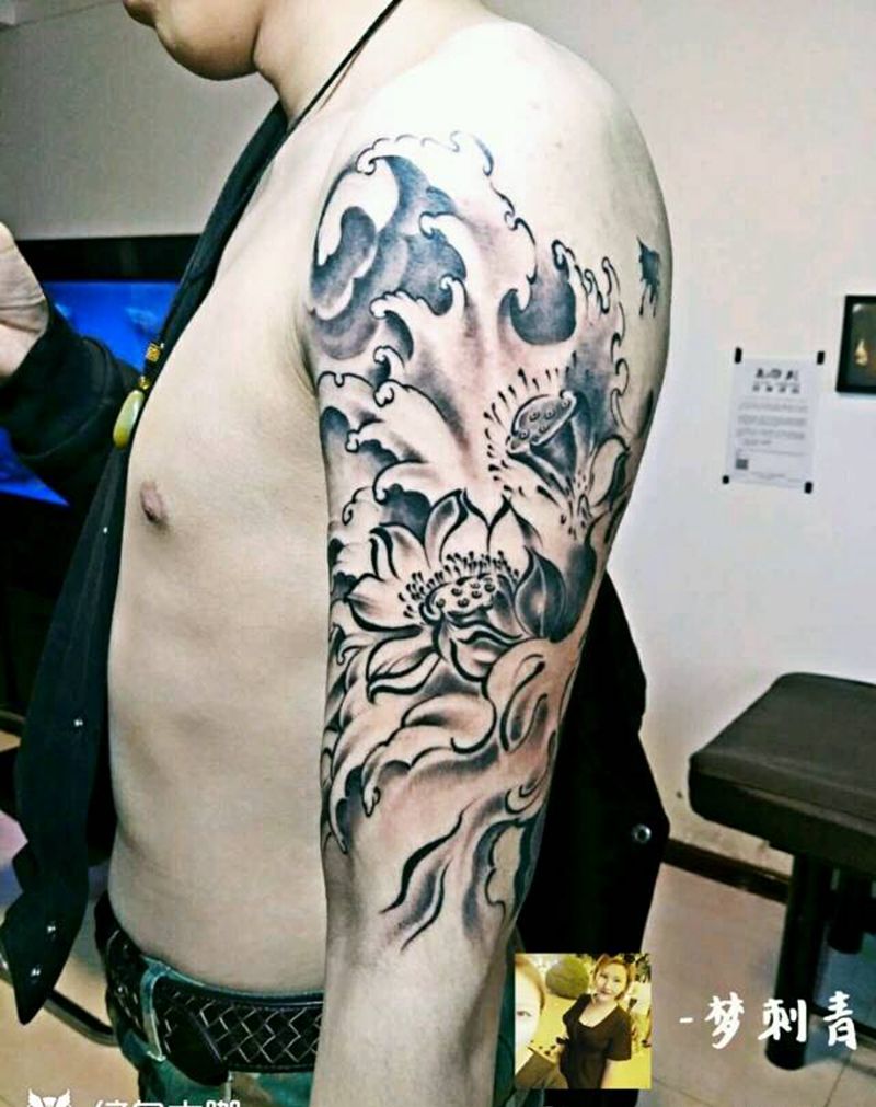 大臂荷花浪花纹身图片_手臂传统纹身图案