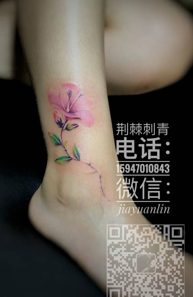 脚腕小花纹身图片