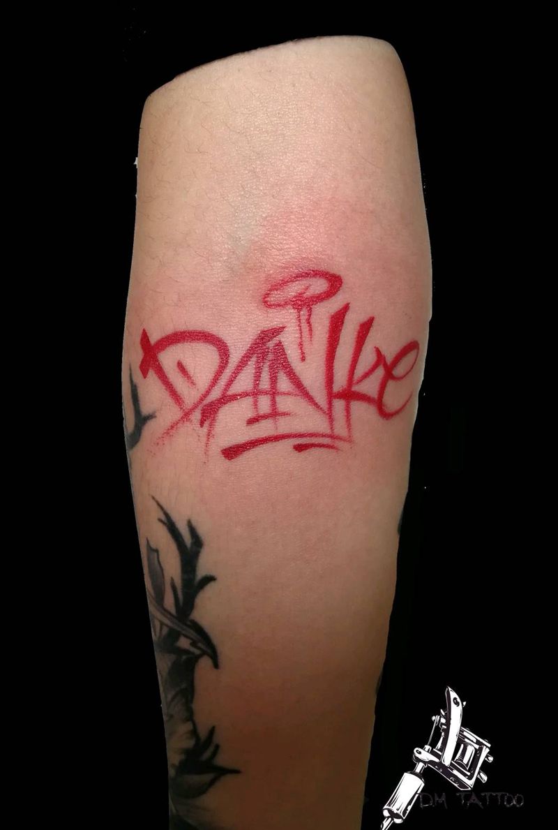红色字母纹身图片