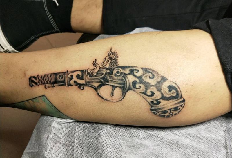 小火枪纹身图片_腿部欧美写实纹身图案