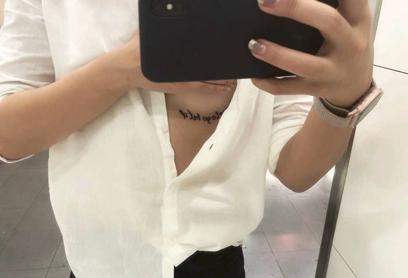 胸下纹身图片_胸部花体字纹身图案