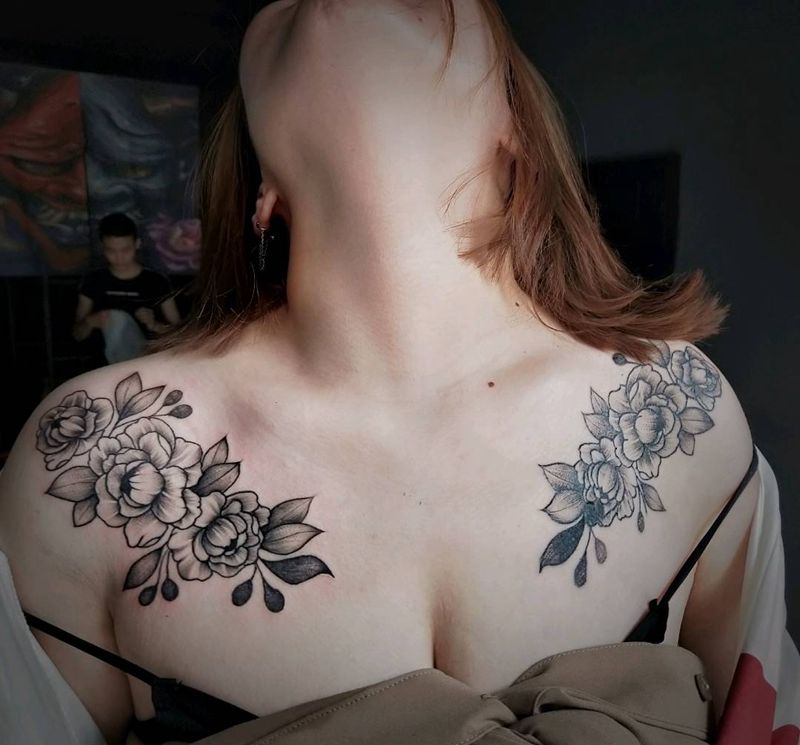 素花纹身图片_肩部点刺素花纹身图案