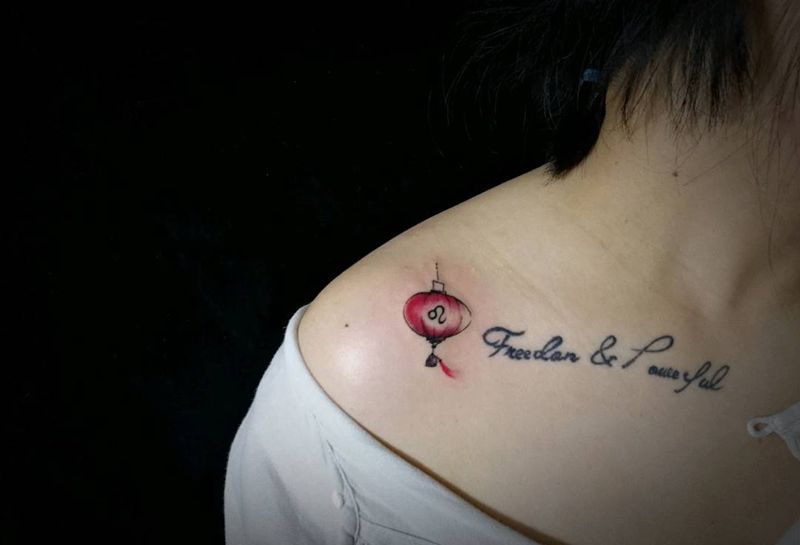 添加灯笼纹身图片_胸部肩部水彩新传统彩色灯笼添加纹身图案