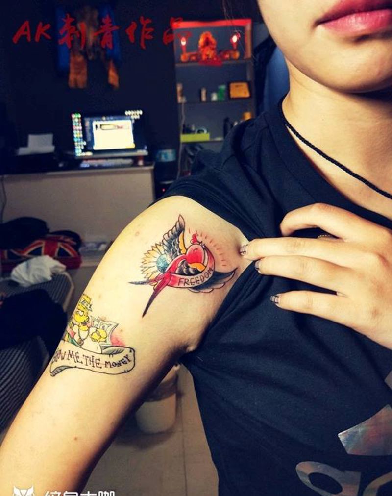 小燕子完成纹身图片_肩部欧美动物成品纹身图案